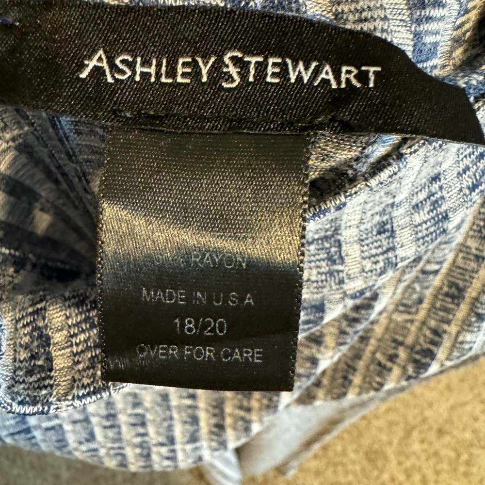 Woman’s blouse - Picture 2 of 3